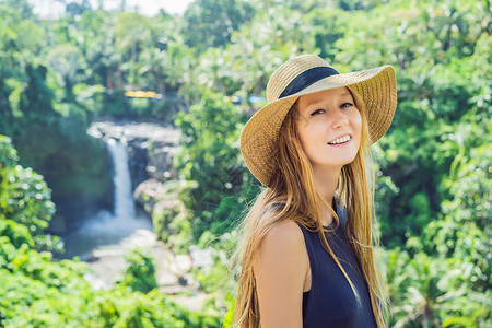 以瀑布背景为背景的女旅行者旅游夫妻女士荒野地标公园乐趣女孩女性国家图片