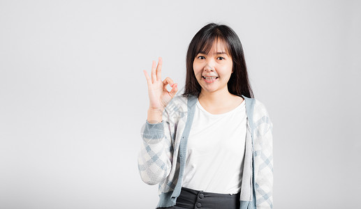 女人微笑的表露 让手指确定符号表示同意成功学校快乐学生工人女性相机女孩幸福手势显示高清图片素材