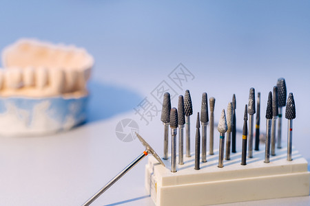 牙科技师精致牙科技术员的研磨工具和钻探药品测量抛光矫正实验室抛光机味觉牙齿技术职场背景
