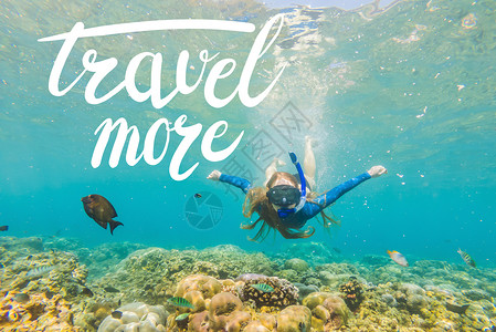 珊瑚海手写字体旅行更多概念 戴着浮潜面罩的快乐女人在珊瑚礁海池中与热带鱼一起潜入水下 旅行生活方式 水上运动户外探险 夏季海滩度假游泳课程娱乐背景