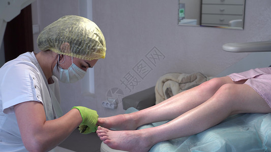 专业的修脚师会用指甲剪刀修补脚趾甲 在美甲沙龙做内科护理化妆品高清图片素材