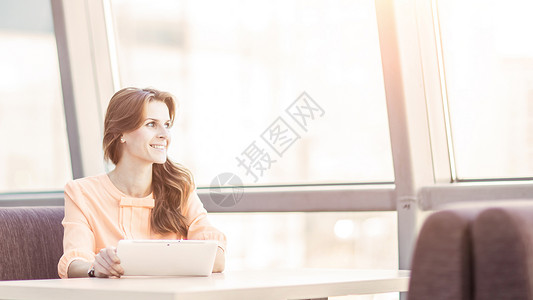 人员去向牌成功的商业妇女 在宽敞的办公室服务台使用数字平板牌数码片背景