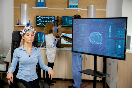 脑扫描的病人和他的活动 在大屏幕上被看透背景图片