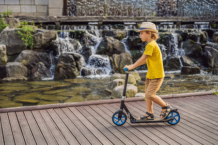 陶溪川首尔的滑板车男孩 韩国首尔的清溪川 清溪川是大规模城市更新项目的成果 前往韩国概念 带着孩子旅行的概念背景