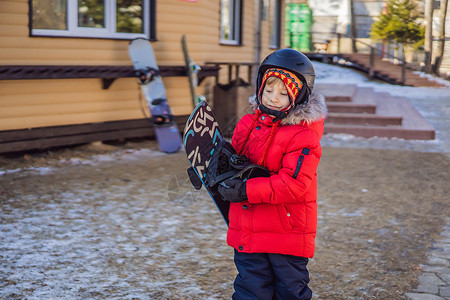 可爱的小男孩准备好滑雪了 冬季儿童活动 儿童冬季运动 生活方式速度便车乐趣衣服男人青少年男生喜悦单板微笑背景