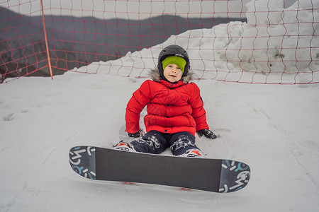雪小孩小可爱男孩滑雪 冬季儿童活动 儿童冬季运动 生活方式青少年单板假期成人乐趣季节速度旅行娱乐青年背景