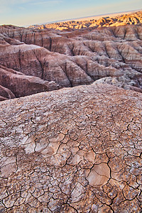荒地沉积层的裂开沙漠高清图片