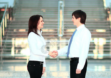 商业女商务人士和客户握手合同团体团队女性人士谈判商务快乐合伙办公室图片