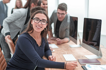 一名年轻商业女青年在工作场所的肖像电脑人士职员蓝图桌子商务组织设计师合作男人有创造力的高清图片素材
