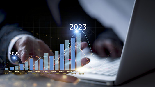 2023上岸图商务人士展示黄金股市条形图成长为目标 商业金融概念 商务人士的手展示成功图 股票每年都在增长 并为 2023 年设定目标成就战略背景
