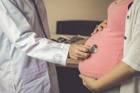 医院的孕妇和妇产科医生怀孕腹部诊所考试孩子女士孕肚女性母亲治疗图片
