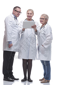 全面免费接种在全面成长 一群医生看着数字平板电脑的屏幕成人从业者微笑互联网卫生疫苗广告牌男人女性护理人员背景