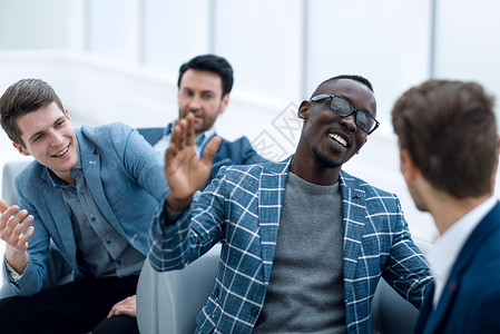 下击暴流一起工作的人互相击击五拳 彼此之间打5下职业讨论微笑商业工人合伙男人快乐团体创造力背景