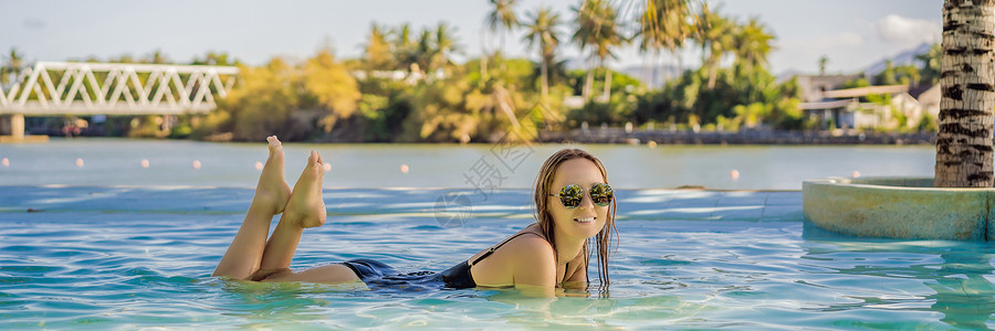 泳装banner豪华度假村游泳池 美丽的女游客在暑假度假时放松身心 享受海洋背景的日光浴泳衣的比基尼女孩 BANNER LONG FORMAT奢背景