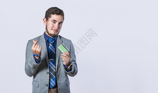 卖瓜的男人拿着信用卡的商务人士被隔离 穿着西装的男人带着信用卡微笑 男人拿着信用卡的概念背景