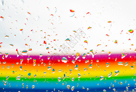 雨色玻璃窗后面的彩虹 有水滴 视角 从玻璃后方带水滴背景