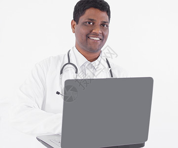 在笔记本电脑上工作的治疗专家 孤立的白色背景图片