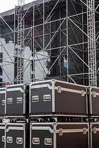 黑色箱子用于运输音乐会设备的箱子架子货物乐队金属岩石后台娱乐树干案件乐器技术背景