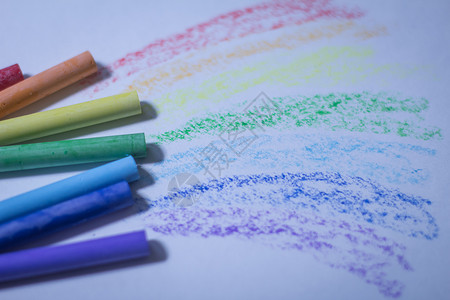 画笔画彩虹五颜六色的简单的高清图片