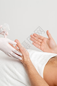 护士亲手清洗男性病人的手皮肤感染防腐剂手套女性酒精卫生人手房间防护背景