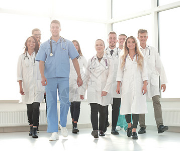 一群自信的医生 在医院走廊里打草惊蛇合作团体大厅护士工作职员女士年轻人外科学习背景图片