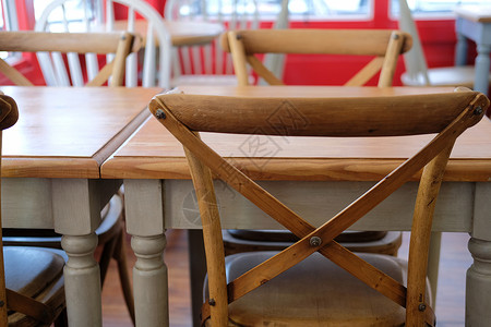 咖啡厅咖啡店的木桌和椅子店铺咖啡座位桌子餐厅家具木头背景图片