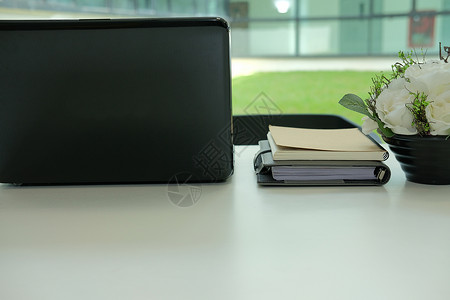 办公室办公桌上的电脑笔记本 业务工作区日记教育花盆桌子职场技术背景图片
