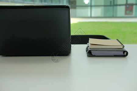 办公室办公桌上的电脑笔记本 业务工作区技术日记教育职场桌子背景图片