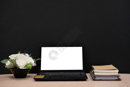 办公室办公桌上的电脑笔记本花 业务工作区桌子技术教育花盆笔记本职场日记背景图片