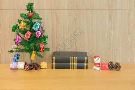 装饰基督教圣诞树和书 xmas 新年假期背景图片