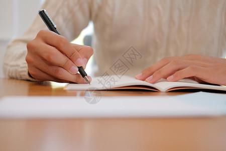 打黑除恶手写字在家笔记本上写字教育写作季节商务假期桌子男性男人办公室笔记背景