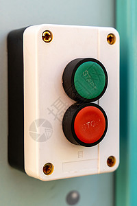 启动和特写设备所用的绿按钮和红绿按钮机器圆形红色工具控制板公用事业电子硬件控制活力背景