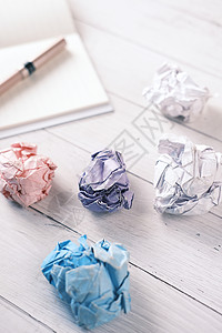 折叠纸球和木制桌上的笔记板羊皮纸失败笔记教育学习写作床单挫折折痕图片