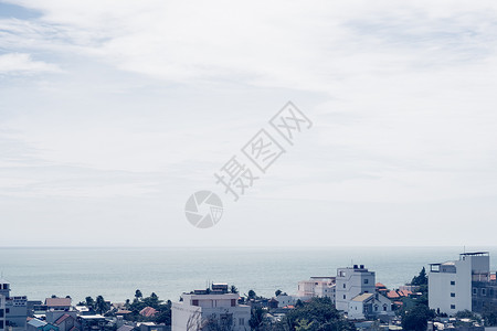 小镇油彩插图美丽的全景海滨小镇视图真正的自然风景照片背景 屋顶 海合并地平线天际线 平静平静的生活浪漫 淡蓝色白色灰色明亮 框架小插图 更多背景