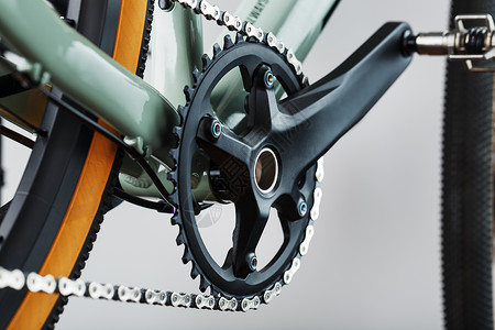 自行车没有轮子自行车的主要明星 有连接杆和链条紧紧的铁棒驾驶山地车牙齿团体合金维修框架山地工具宏观背景