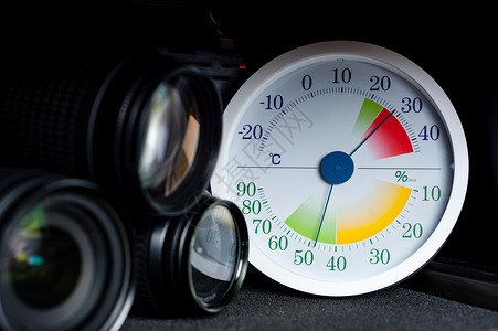 相对湿度模拟温度计 湿度计和摄影设备数字状况相机展示干燥柜控制温度气候关心抽屉背景