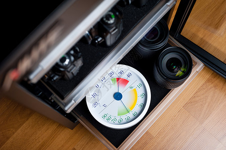 相对湿度模拟温度计 湿度计和摄影设备拨号干燥柜关心仪表状况展示晴雨表传感器温度齿轮背景