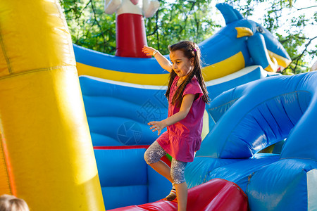 小充气的一个快乐的孩子在充气城堡里玩耍童年生日苗圃空气后代蹦床游戏女孩幸福幼儿园背景