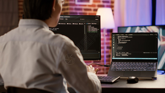 计算机和膝上型计算机的软件开发器编码防火墙服务器图片