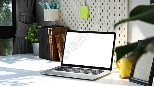 桌面样机白色故事中的样机笔记本电脑 书籍 相框和咖啡杯 图形显示蒙太奇的空白屏幕背景