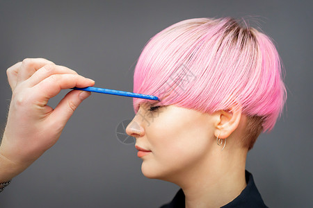 发型师检查女人的粉色发型刷子商业成人顾客理发店理发发刷理发师女性职业图片