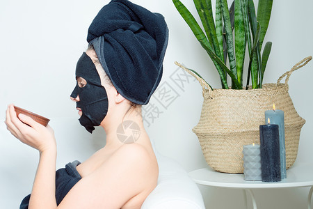 面具素材半脸年轻女孩在用布面遮罩的美容皮上享受温泉疗养化妆品护理纺织品女士棉布保湿房子美丽核心床单背景
