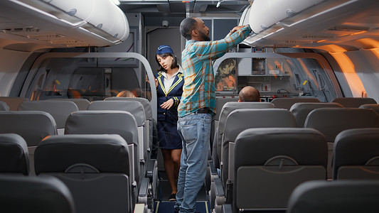 各种名牌飞机各种乘客登上飞机 乘坐经济舱的飞机飞行背景