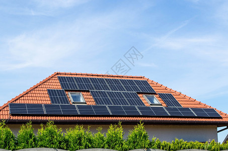 建筑模块素材带有光伏发电模块的房顶屋顶环境植物能源环保活力太阳建筑天空安装创新背景