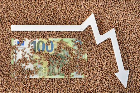黄箭头巴克热价格 世界粮食危机 金融衍生品市场 100欧元的黄麦税单和图表箭头都指向了下方背景