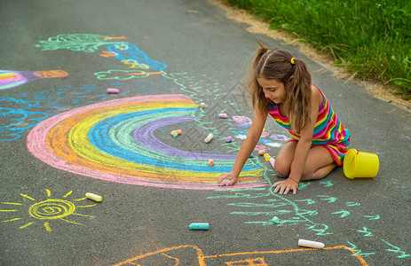 画粉笔孩子用粉笔在沥青上画画 有选择的焦点街道闲暇童年横幅染色创造力粉化艺术玩具艺术家背景