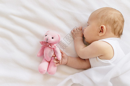 别了哆啦梦婴儿睡在白色背景上的泰迪熊 有选择的焦点横幅女孩男生毯子友谊睡眠婴儿床玩具说谎新生背景