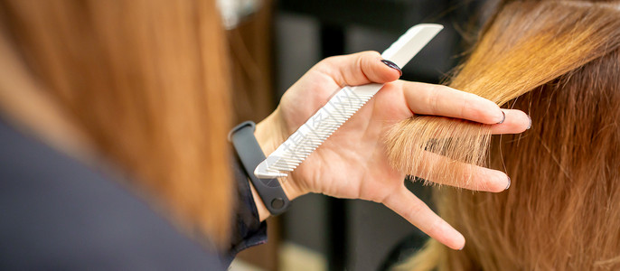 梳子剪刀理发师剪头发给年轻女人美容师造型师客户职业女孩商业剪刀女性女士梳子背景