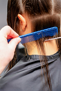 理发师剪掉女人长头发治疗梳子梳妆台女孩女士女性隔断发型理发店商业图片