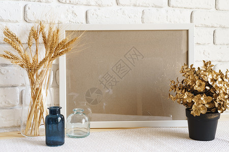 植物框架在白桌上的花瓶里装上框架和干鲜花画廊海报艺术桌子地面房间架子照片嘲笑正方形背景